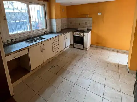 Casa 4 ambientes con 1 baño