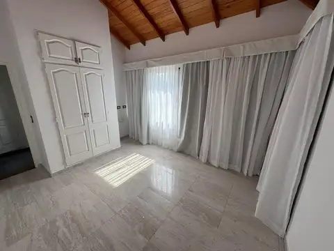Casa 2 ambientes con 2 baños
