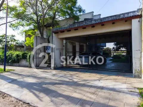 VENTA CASA, 3 DORMITORIOS, PISCINA,PARQUE, COCHERA, CASA AUXILIAR , VILLA AMELIA.