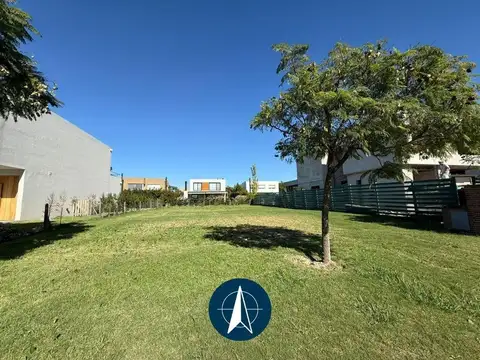 Lote en venta en Barrio Castaños, Nordelta. Interno, primera línea