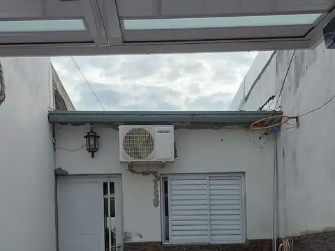En VENTA Complejo de 3 deptos y 1 local comercial.