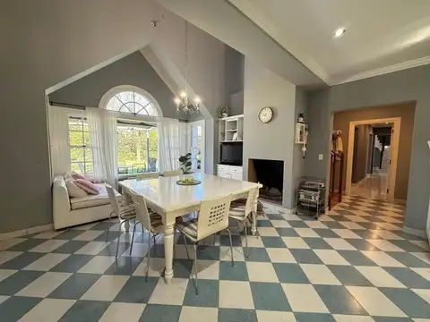 Casa en Venta con 4 cocheras