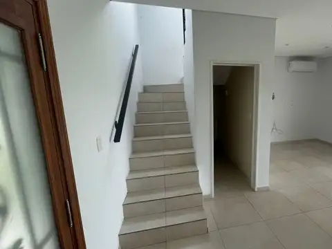 Casa en Alquiler con 2 cocheras