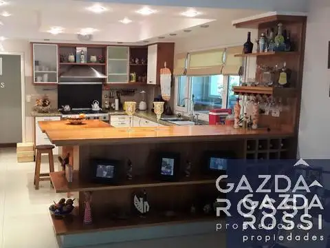 Casa 7 ambientes con 6 baños