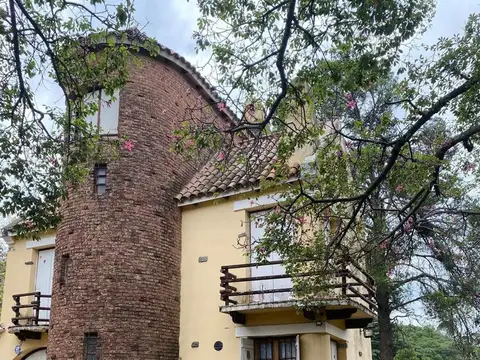 Casa 8 ambientes con 3 baños