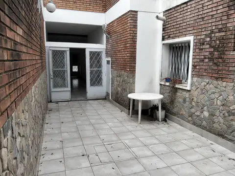 Casa en Alquiler con 2 cocheras