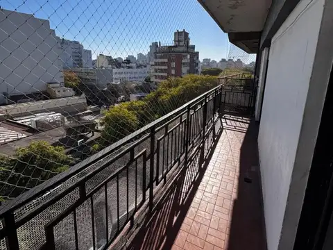 3 AMB. AL FRENTE c/ BALCON CORRIDO - AMPLIA COCINA - M/LUM