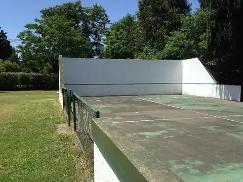 Casaquinta con piscina, cancha de paddle y gran parque con arcos de fútbol con red