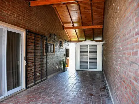 VENTA – Casa de 2 dormitorios con pileta y cochera. Soldini.