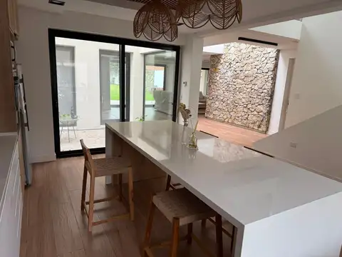 Casa en Alquiler con 2 cocheras