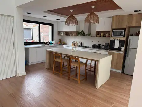 Casa en Alquiler en La Lucila, USD 4.900