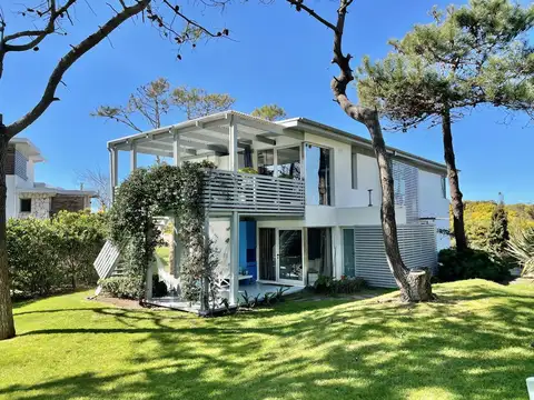 Moderna casa con vista al mar ubicada en Carilo en alquiler, temporada 2027.