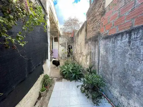 LA PINTA ES LO DE MENOS... casa chorizo con local al frente