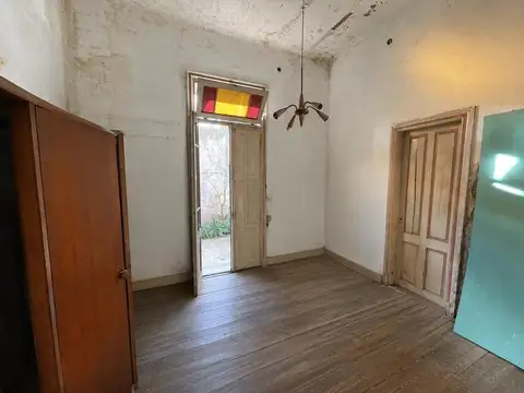 LA PINTA ES LO DE MENOS... casa chorizo con local al frente