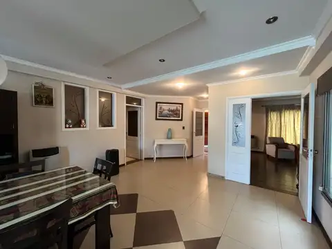 Casa 6 ambientes con 5 baños