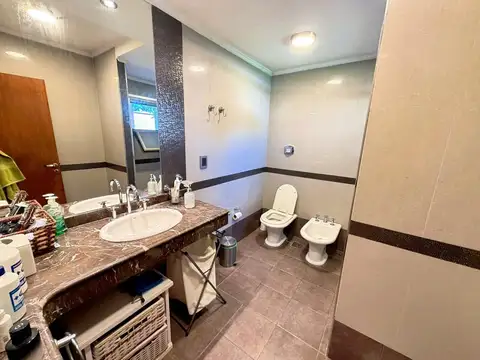 Casa en Venta con 4 cocheras