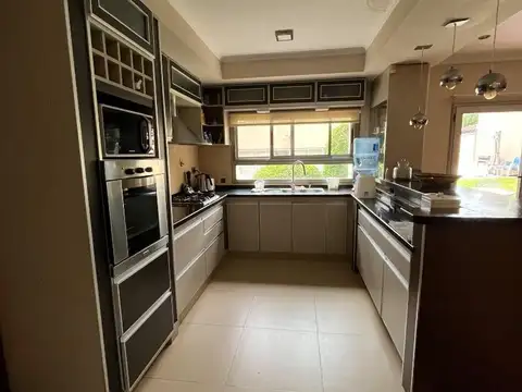 Casa en Venta con 4 cocheras