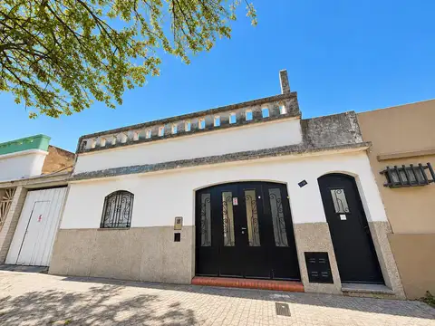 VENTA - Casa a reciclar de dos dormitorios, con gran terreno y cochera. Zona Sur, Rosario.