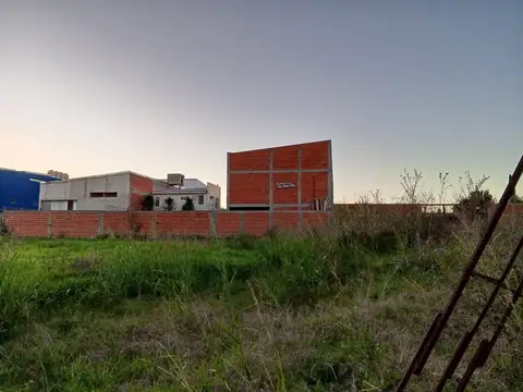 LOTE EN VENTA SOBRE ASFALTO 237 m2 A PASOS DE AVENIDA 7