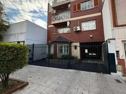 DPTO 2 AMB. PB CONTRAFRENTE CON PATIO Y COCHERA