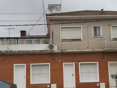 DEPARTAMENTO TIPO CASA P.B AL FRENTE CON PATIO.-