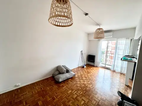 Acassuso: Edificio con Seguridad: Impecable. Luminoso Monoambiente con Dormitorio Separado. Balcón.