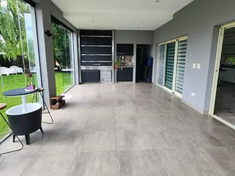 Casa 5 ambientes con 4 baños