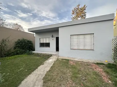 Casa en alquiler de tres ambientes en Rafael Calzada