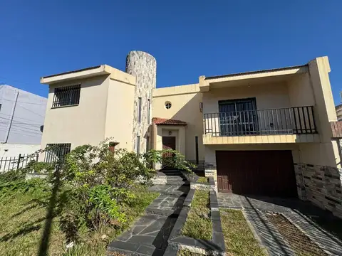 VENTA CASA 3 DORM + 3 DEPTOS. B° MARQUES DE SOBREM