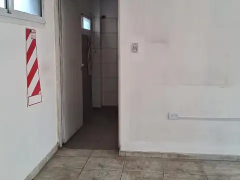 Local a la calle sobre calle Saravi