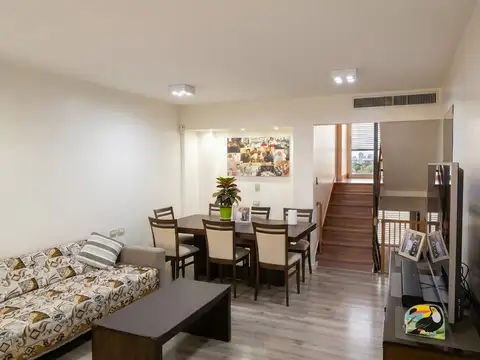 Excelente Duplex Totalmente Reciclado con 3 dormitorios y Cochera Cubierta