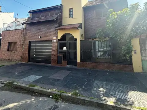 Chalet 6 Ambientes en Villa Bosch con Jardín, Quincho y Detalles de Categoría