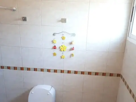 *EXCLUSIVO Y MODERNO CHALET 4/5 AMB. SOBRE LOTE DE 12 X 30