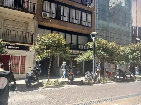 Excelente oficina 5 ambientes en Maipú y Córdoba.