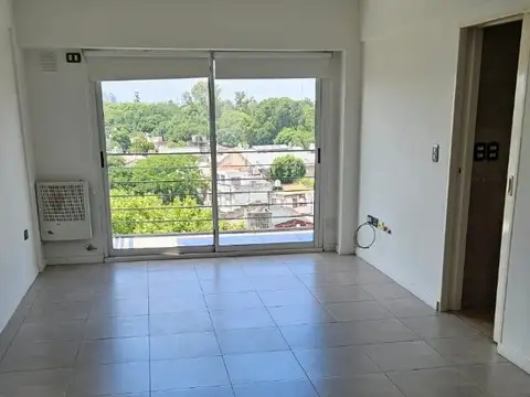 Monoambiente divisible  sobre Avenida de los Incas al frente con balcón