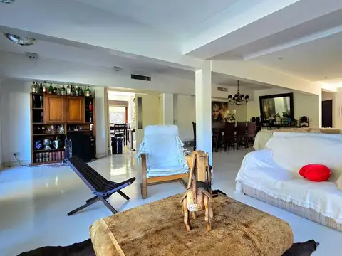 VENTA CASA 5 AMB CON PISCINA LOMAS DE SAN ISIDRO