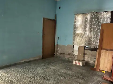 VENTA DE CASA A REFACCIONAR, CALLE SARMIENTO