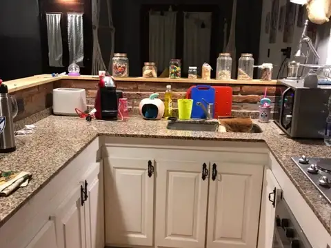 Casa en dos plantas, Villa Udaondo, casi nueva, muy buena ubicación.