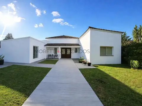 Casa en Venta de 6 ambientes en Santa Teresa sobre gran lote de 1400 m2.