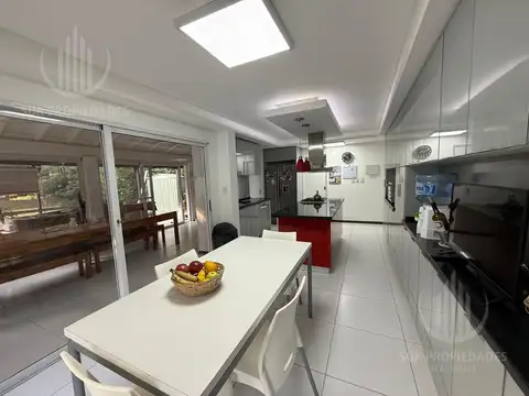 Casa 6 ambientes con 4 baños