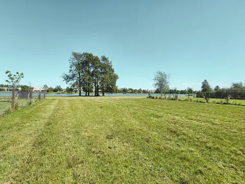 Terreno de 1.500m² con fondo al lago en Puerto Roldan