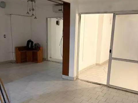 Casa 11 ambientes con 2 baños