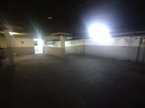 COCHERA FIJA Y CUBIERTA, ACCESO POR PORTON AUTOMATICO.