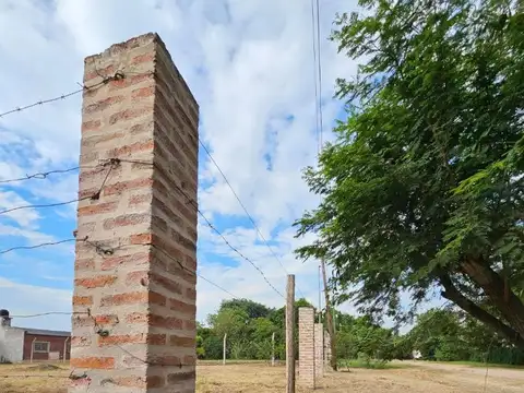 Amplio y excelente terreno en loteo Altos Verdes