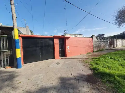 CASA EN VENTA 3 AMBIENTES - BARRIO INDUSTRIAL