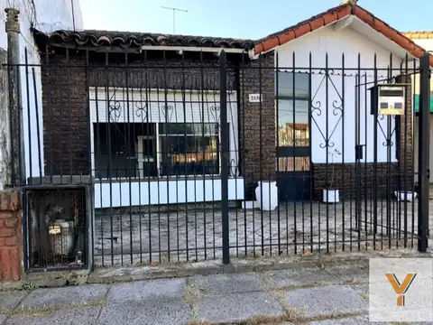 Casa en venta - 2 Dormitorios 1 Baño - Cocheras - 379Mts2 - Castelar