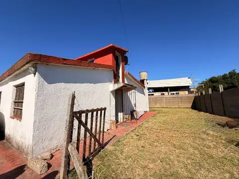 VENTA CASA 3 AMBIENTES CON JARDIN - FELIX U CAMET