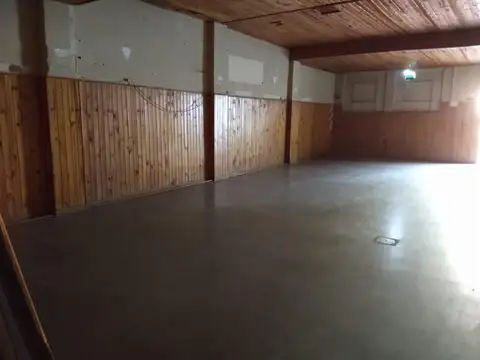 casa en planta alta con amplio galpon zona villa Adelina