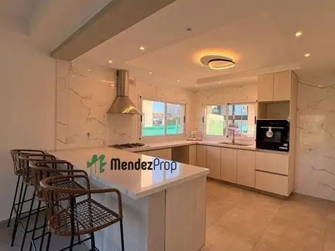 Casa en Venta con 4 cocheras