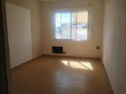 Ramon Lista 3800, Piso 1